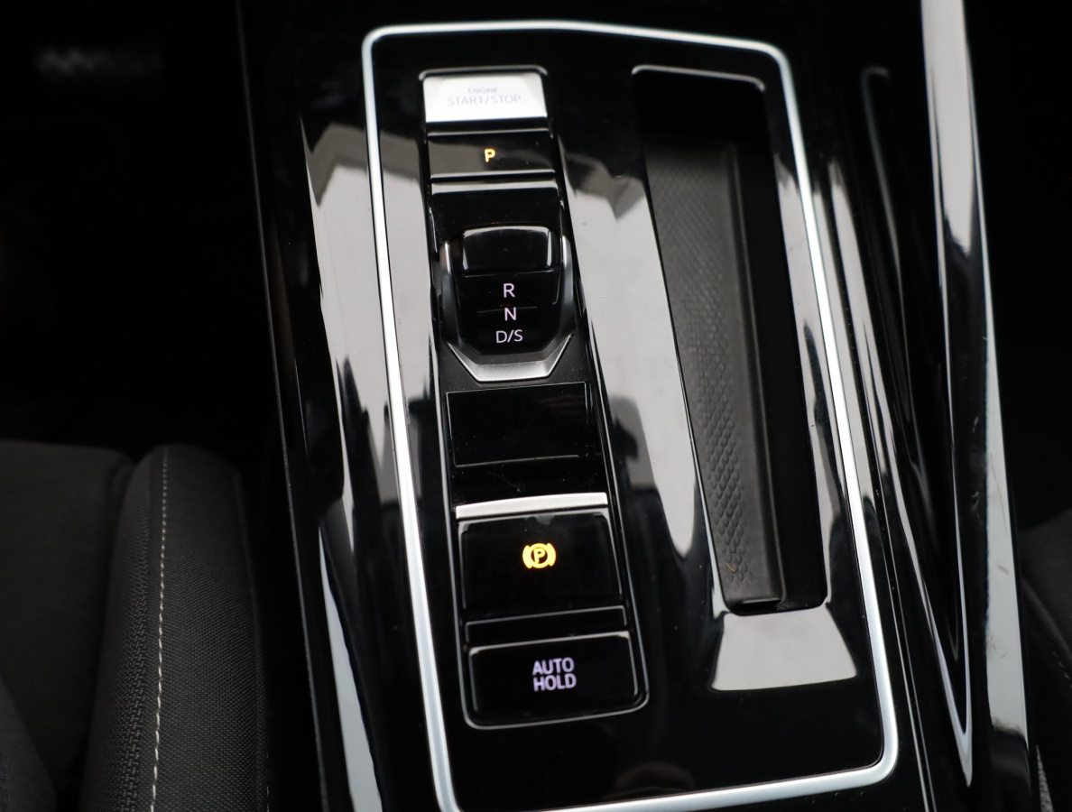 Volkswagen Golf 8 — photo 22