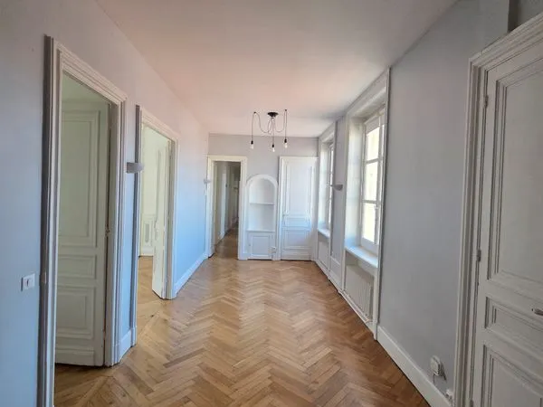Location. T5 150m2 palais de justice