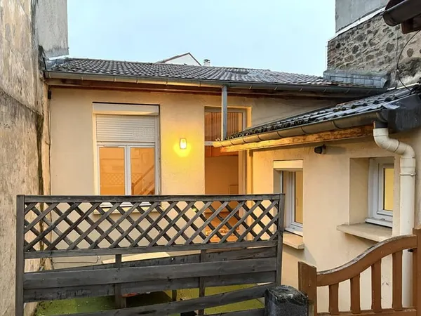 SAINT ETIENNE Sud, secteur Amouroux. Une maison au fond de la cour avec terrasse devant. 46,95m²hab
