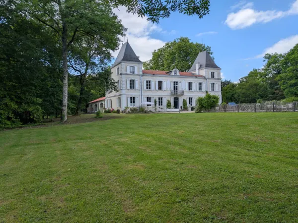 Agen - LOT-ET-GARONNE. Domaine rénové, meublé, XIXe de 700m² sur