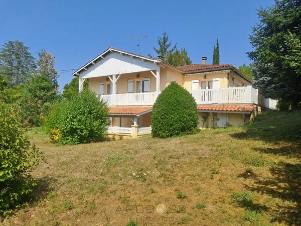 Maison familiale avec logement indépendant et terrain arboré