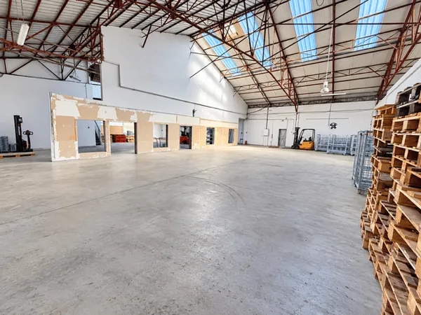Bâtiment 615 m²
