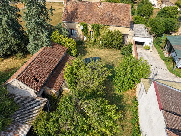 VARENNES SUR SEINE 2 MAISONS AVEC DEPENDANCES ENTIEREMENT A RENOVER SUR 835 M2 CLOS