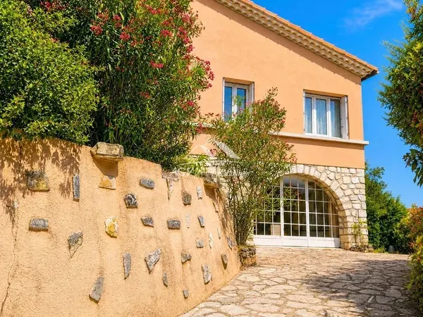 A Alès, maison d'environ 142 m² avec terrain attenant proche des commodités