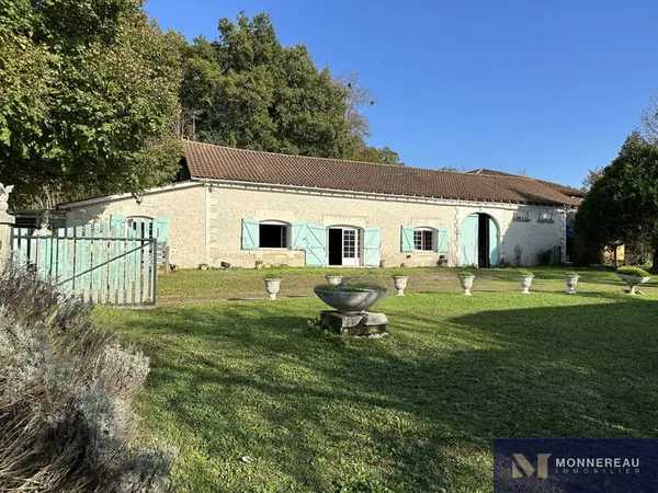 MAISON CHARENTAISE A RENOVER AVEC DEPENDANCES