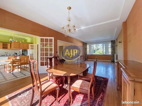 Maison 8 pièces 218 m²