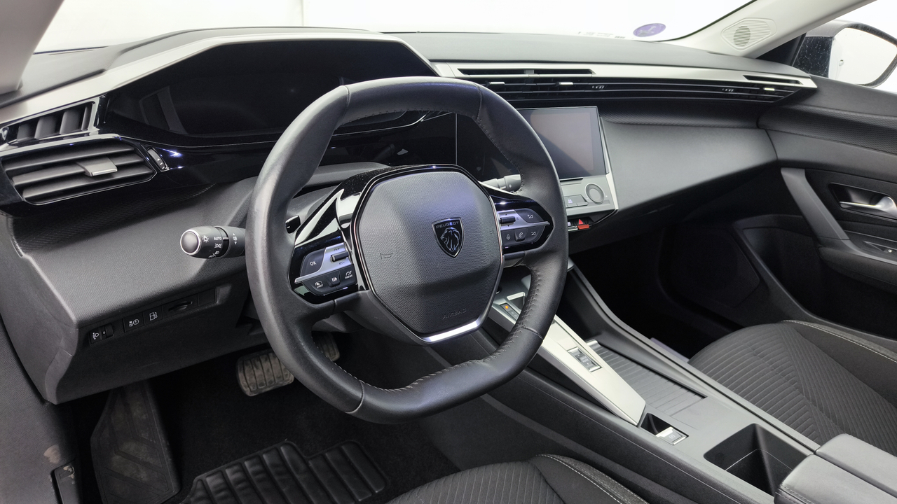Peugeot 308 SW PHEV 180 e-EAT8 — photo 12