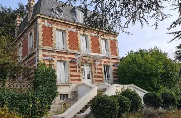 Baisse de prix - Chaumont en Vexin - Propriété du 19ème de 210 m2 - 4 chambres - un ascenseur qui pe