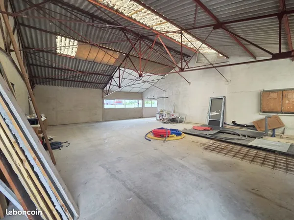 Grand espace stockage 130 m² + bureau 40 m²