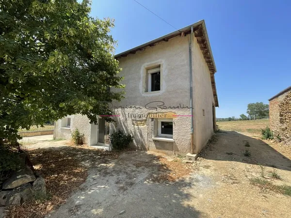 Maison à rénover avec grand terrain attenant en pleine campa