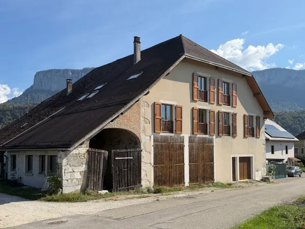 Magnifique bâtisse, ensoleillée, avec vue dégagée : maison -