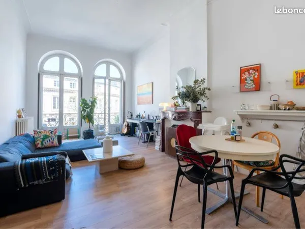 Place du Palais - Grand T2 bis avec extérieur