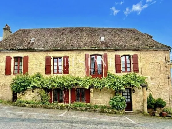 Une splendide maison historique en position dominante dans l'un des plus beaux villages médiévaux du