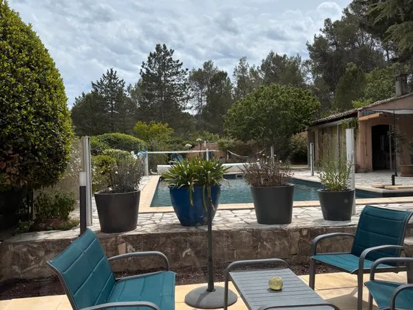 Maison individuelle de 168m2 avec piscine sur 1400m2 de terrain - Tourves