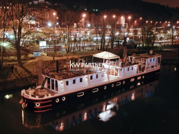 À vendre -Péniche de bureaux de 250 m2 à Sèvres