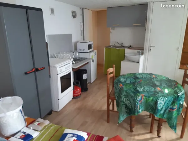 Loue studio meublé 22 m2 avec coin cuisine et coin baignoire , en fond de cour. Chauffage électrique