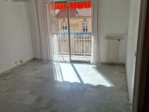 Grand studio lumineux à deux pas du tram Valrose Université