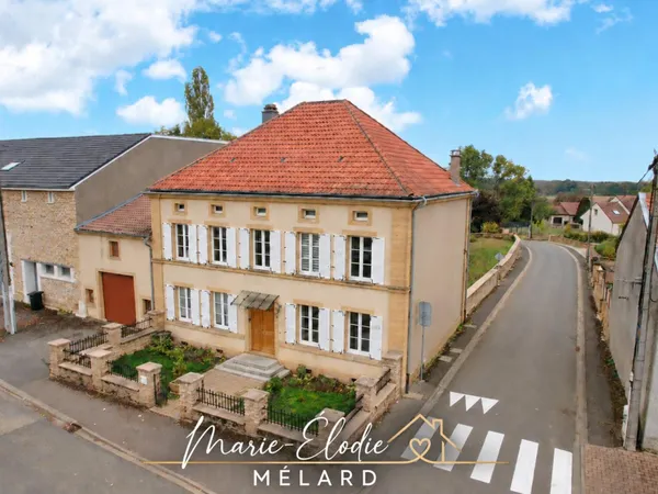 Demeure de caractère à Morfontaine - 230 m², 5 chambres, terrain de 12 ares et vastes dépendances, p