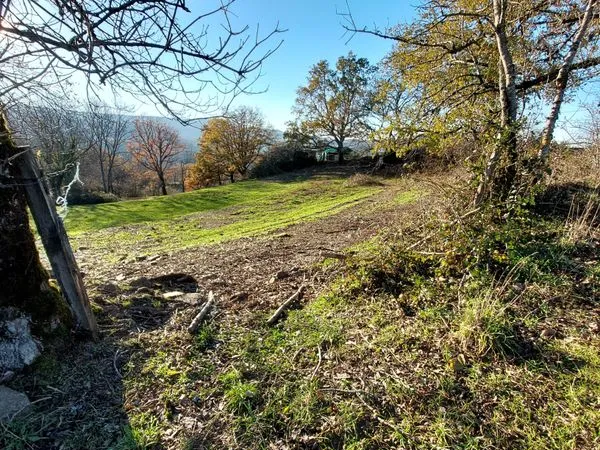 Quatre parcelles libres à Menet (une près de Montsistrier, deux près du ruisseau...)