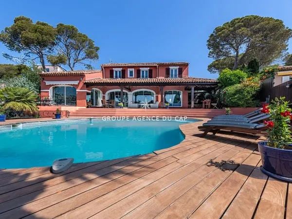 Villa à vendre Saint-Raphaël - 4 chambres -Piscine- Jardin -Quartier recherché Santa Lucia