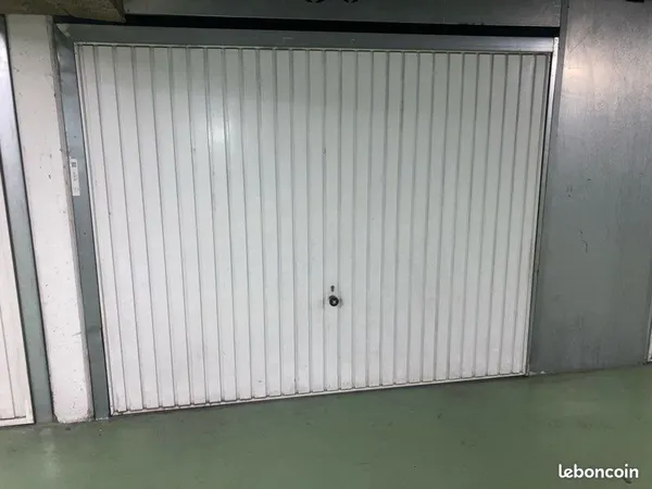 Box fermé 13,5m2 proche porte de Bagnolet