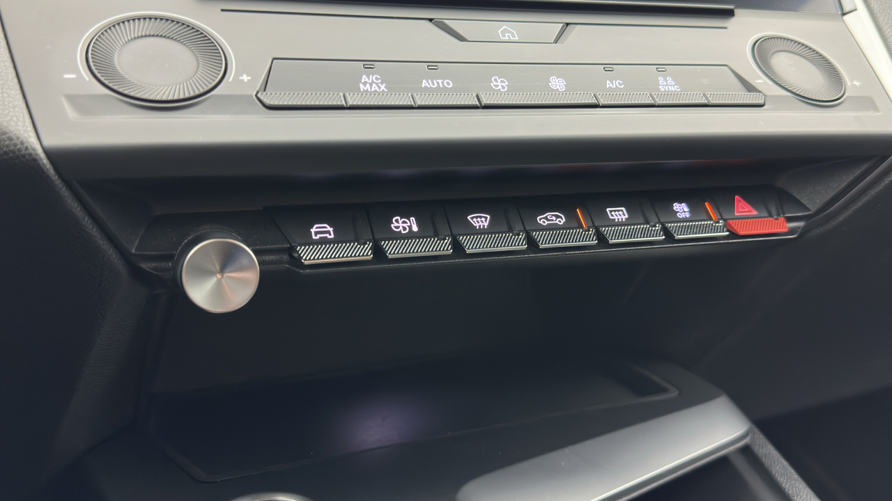 Peugeot 308 SW PHEV 180 e-EAT8 — photo 27