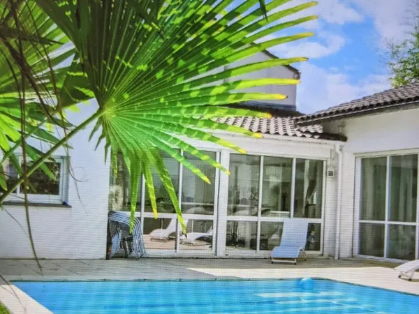 Vends maison familiale spacieuse lumineuse, 10 pièces piscine jardins