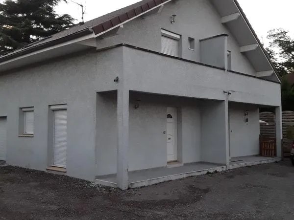 Location appartement dans villa sur deux niveaux