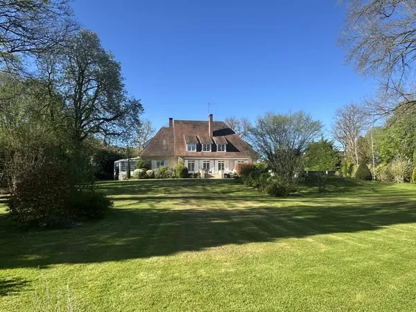 Propriété d'une maison Type 11 sur 5818m2 de terrain vec pis