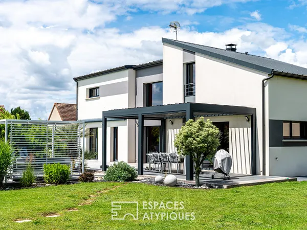 Contemporaine aux volumes généreux sur un magnifique terrain avec piscine