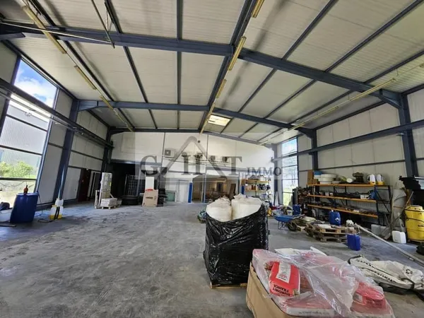 LOCAL D'ACTIVITE 200M² LOYER 2500€ HT/HC