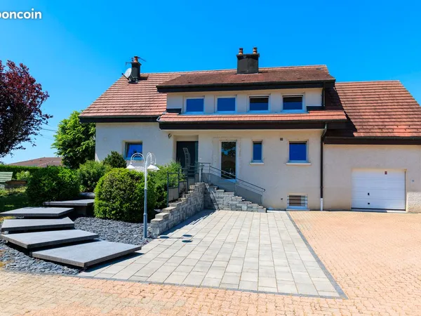 Belle propriété avec piscine, vue dégagée et terrain arboré