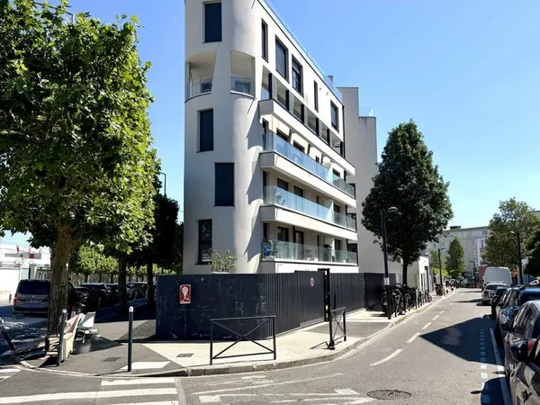 ** SUPERBE APPART RECENT DE 2P AVEC BALCON **
