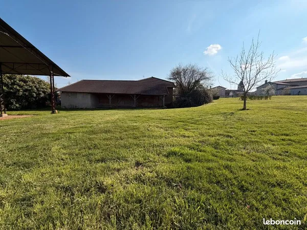 Terrain 700 m²