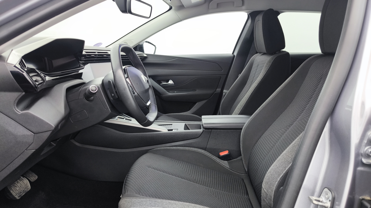 Peugeot 308 SW PHEV 180 e-EAT8 — photo 11