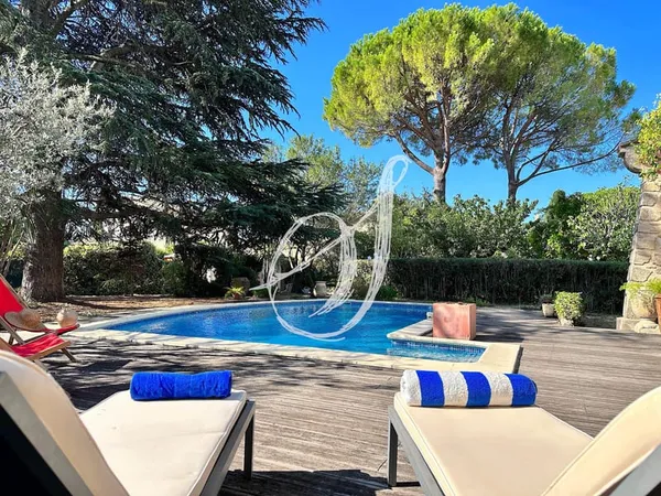 Maison de charme de type 5, 4 chambres avec piscine, garages