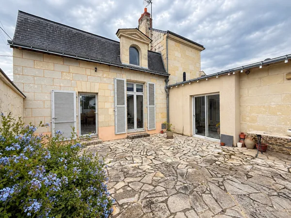 Une maison en tuffeau pleine de potentiel avec piscine et dé