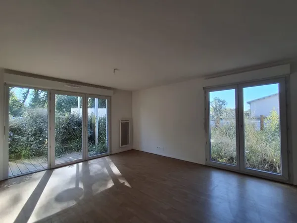 APPARTEMENT T3 + TERRASSE + JARDIN + PARKING - IZON