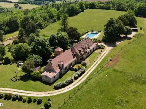 Imposante longère , ses deux maisons d'amis et son exceptionnelle piscine