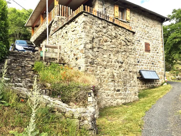 Maison de caractère de 65 m2 avec grande terrasse, nombreuses dépendances et terrain de 825 m2