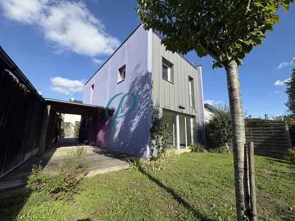Maison 3 chambres avec jardin arboré, terrasse et garage, Ca