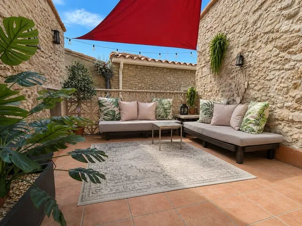 2 maisons reliées par une terrasse
