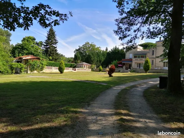 INSOLITE - Petite maison à Salleboeuf