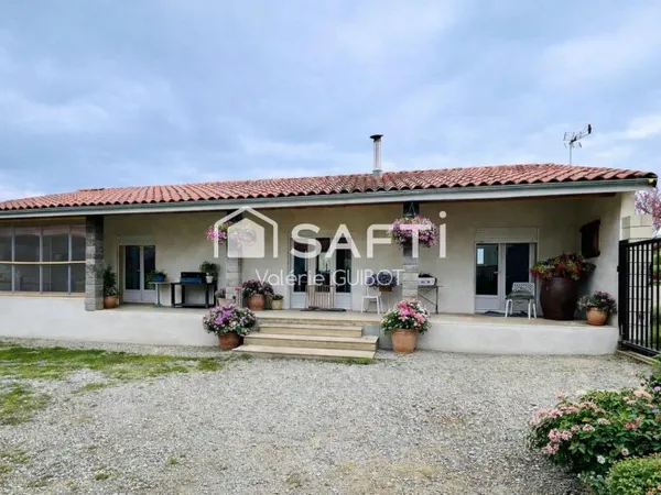 Maison rénovée, grand confort et hangar aménageable sur 1,7 Hectare avec vue Pyrénées
