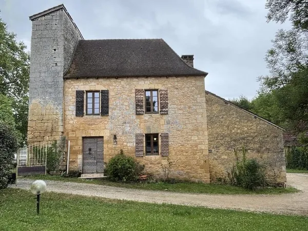En Périgord Noir, à Montignac-Lascaux, moulin historique du XIVe siècle avec dépendances et piscine.