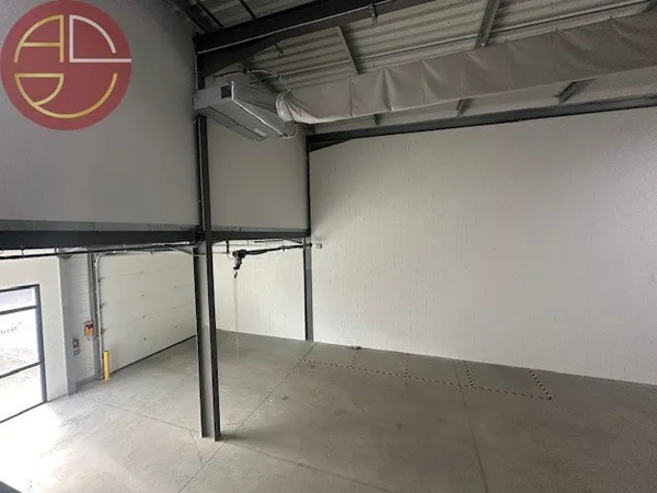 Local d’activité et entrepôt Location Toulouse  300m² 3027€