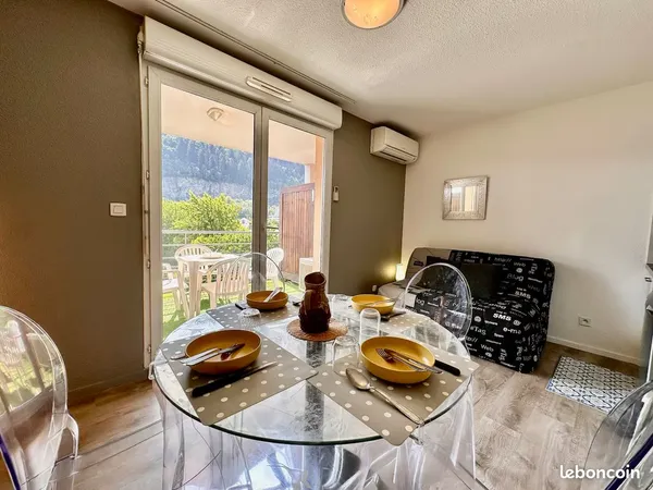 Agréable 2 pièces climatisé avec terrasse et parking