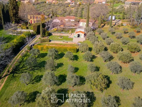 Architecture néo-provençale au coeur d'une oliveraie dans le Haut-Var