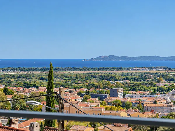 Villa d'architecte avec vue mer et piscine, en impasse au calme, avec accès à pied au centre ville d