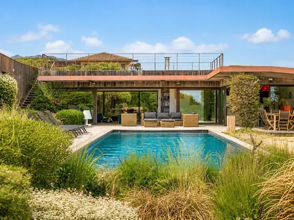 Villa d'architecte vue mer de 252,61 m2 au bord de mer de Pi